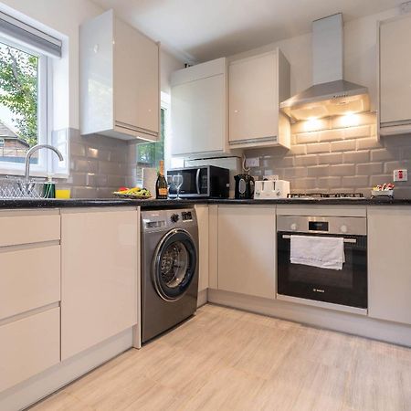 4 Bedroom House - Parking & Garden - Smart Tvs - Netflix - Wifi - Top Rated - 22Cg Бирмингем Экстерьер фото
