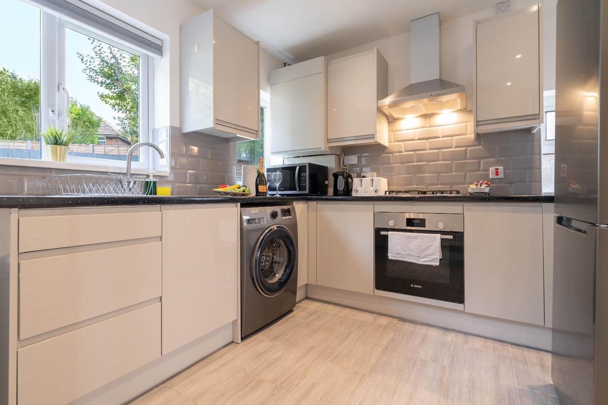 4 Bedroom House - Parking & Garden - Smart Tvs - Netflix - Wifi - Top Rated - 22Cg Бирмингем Экстерьер фото